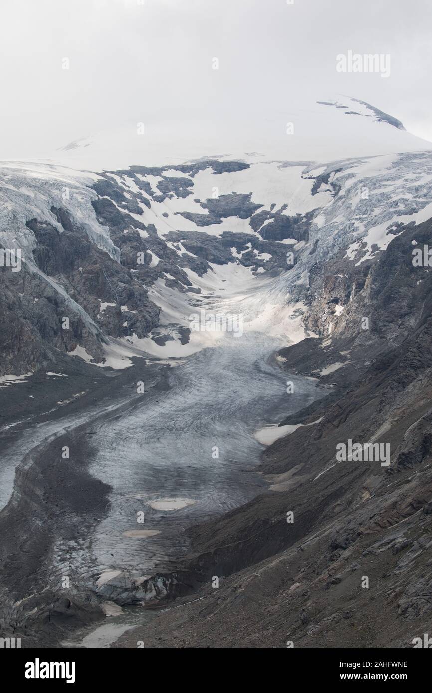 El Glaciar Pasterze en Grossglockner, en Austria. El glaciar es como la mayoría de los otros glaciares retrocediendo debido a los cambios climáticos. Foto de stock