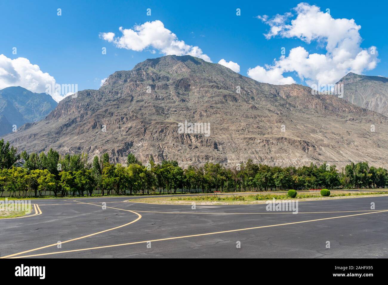La pista de aterrizaje del Aeropuerto Doméstico de Gilgit vacía pintorescas vistas a la montaña en un día soleado cielo azul Foto de stock