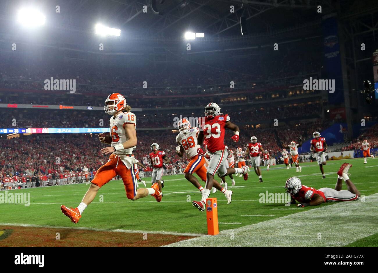 Clemson Tigers quarterback Trevor Lawrence (16) cruza la línea de gol para una anotación de la yarda 67 corre en contra de la Ohio State Buckeyes en la semifinal de fútbol americano universitario de juego en la Fiesta Bowl Sábado, 28 de diciembre de 2019 en Glendale, Arizona. Foto por Aaron Josefczyk/UPI Foto de stock