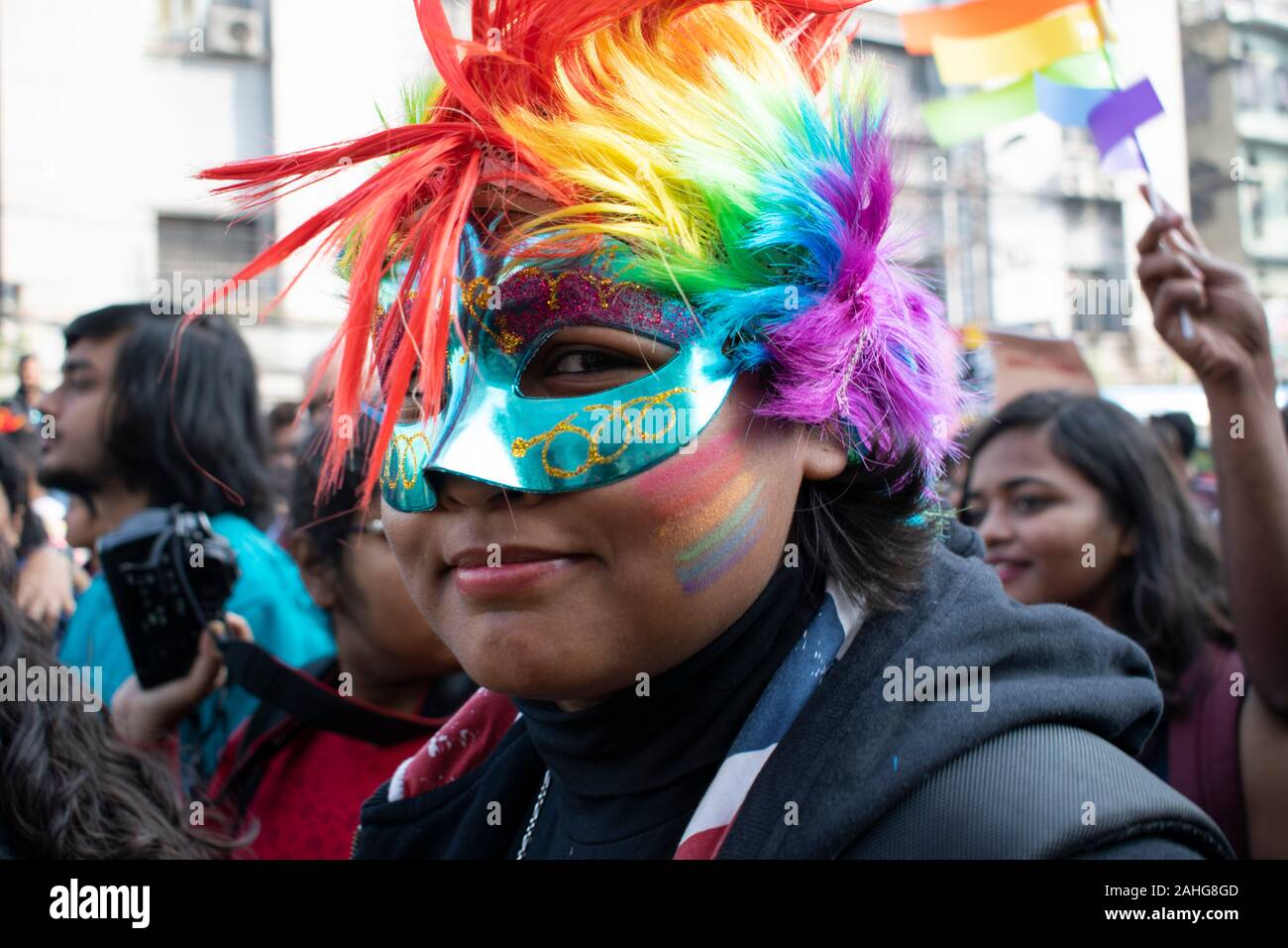 Las personas de la comunidad LGBT están marchando en las calles de Calcuta, exigiendo la igualdad de sus derechos y protestar contra la discriminación social que tienen que enfrentar. También están levantando su voz contra el Gobierno de la India para imponer el Registro Nacional de Ciudadanos (NRC) y la Ley de enmienda de la Ley de ciudadanía (CAA) que va en contra de la comunidad minoritaria de la India. (Foto por Santarpan Roy / Pacific Press) Foto de stock