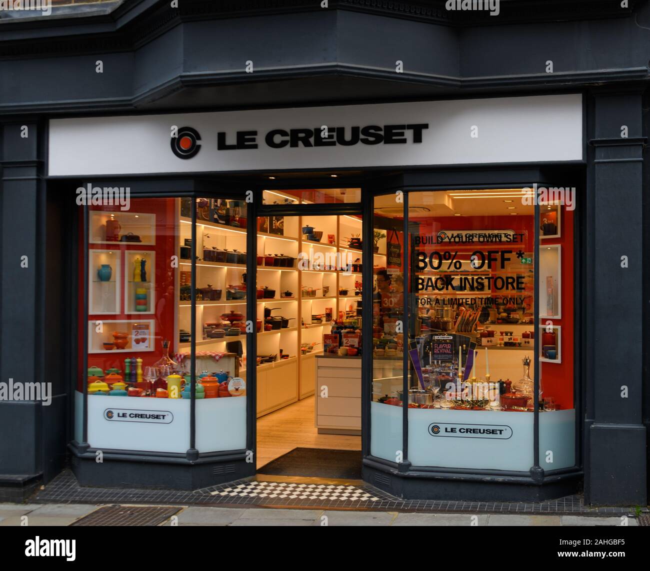 Tienda le creuset fotografías e imágenes de alta resolución - Alamy