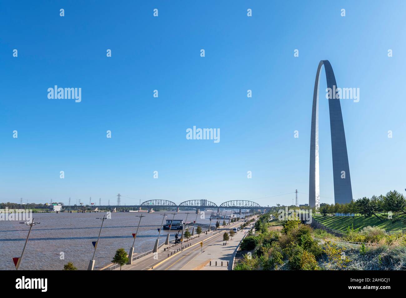 El río Mississippi y el Gateway Arch, Saint Louis, Missouri, EE.UU. Foto de stock