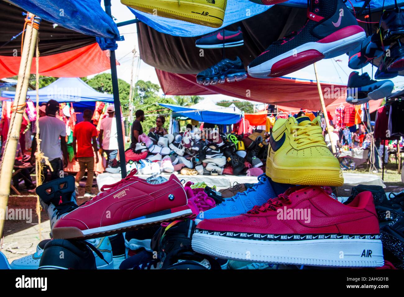 Imagen dramática de amarillo y rojo zapatos de tenis para la venta en un  mercado al aire libre fuera de Haití en el Caribe montañas, con un fondo  borroso Fotografía de stock -