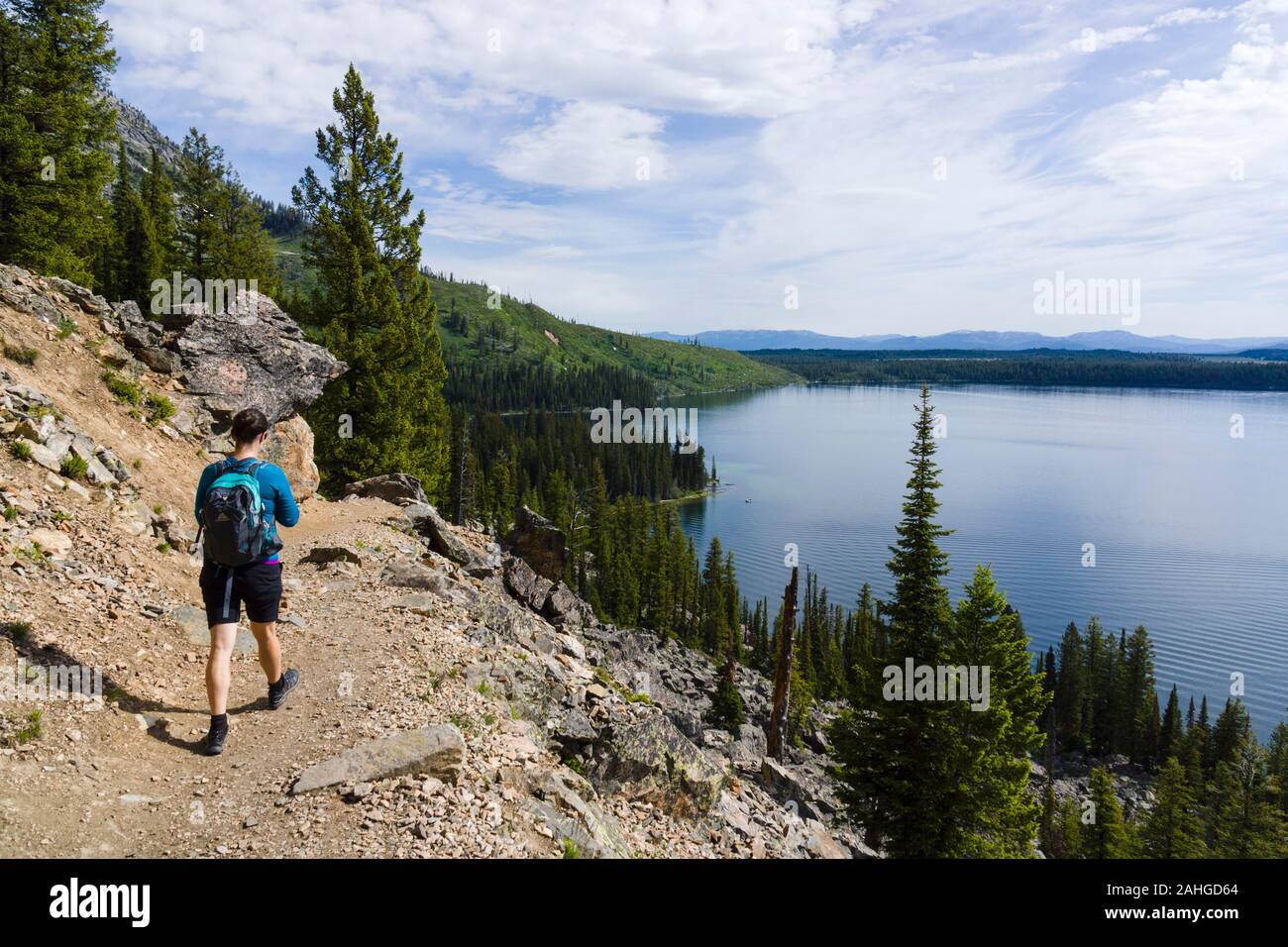 Caminante sobre el Lago Jenny, Loop Trail, parque nacional Grand Teton, Wyoming, Estados Unidos Foto de stock