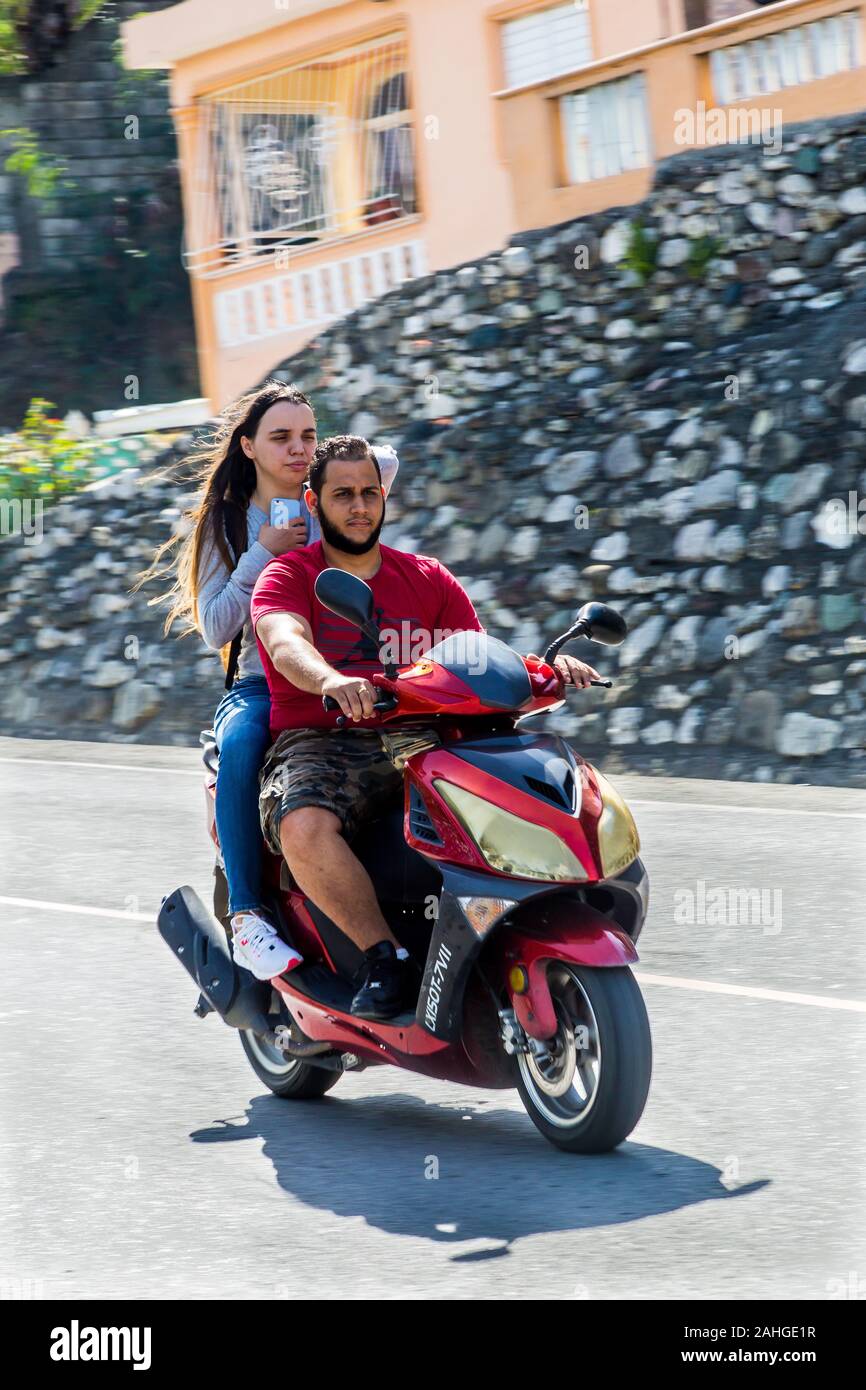Dos personas en una moto fotografías e imágenes de alta resolución - Alamy