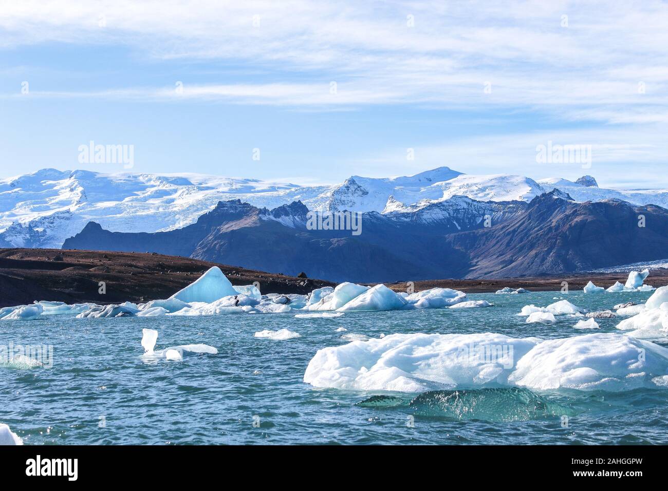 Desde el glaciar icebergs flotando en una laguna en Islandia como consecuencia del calentamiento global Foto de stock