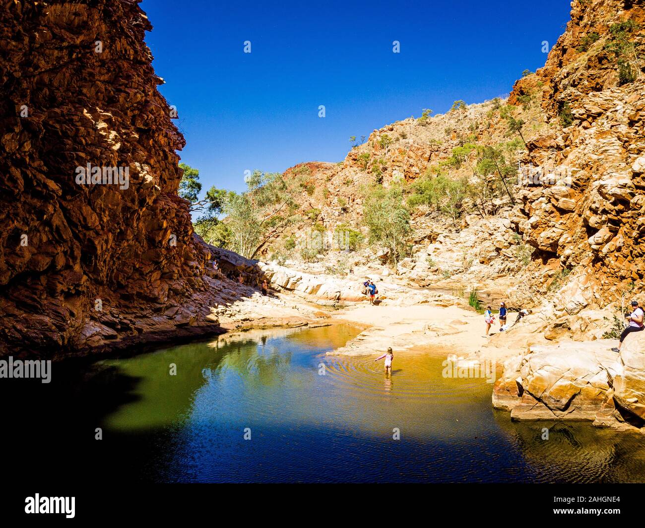 Una familia explora Redbank Gorge y sus heladas waterhole. West ...