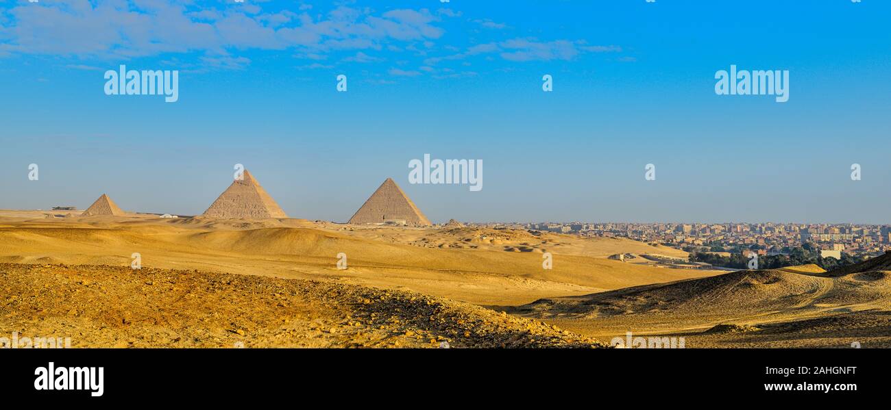 Pirámides de Giza con el contorno de la ciudad de El Cairo en el fondo Foto de stock
