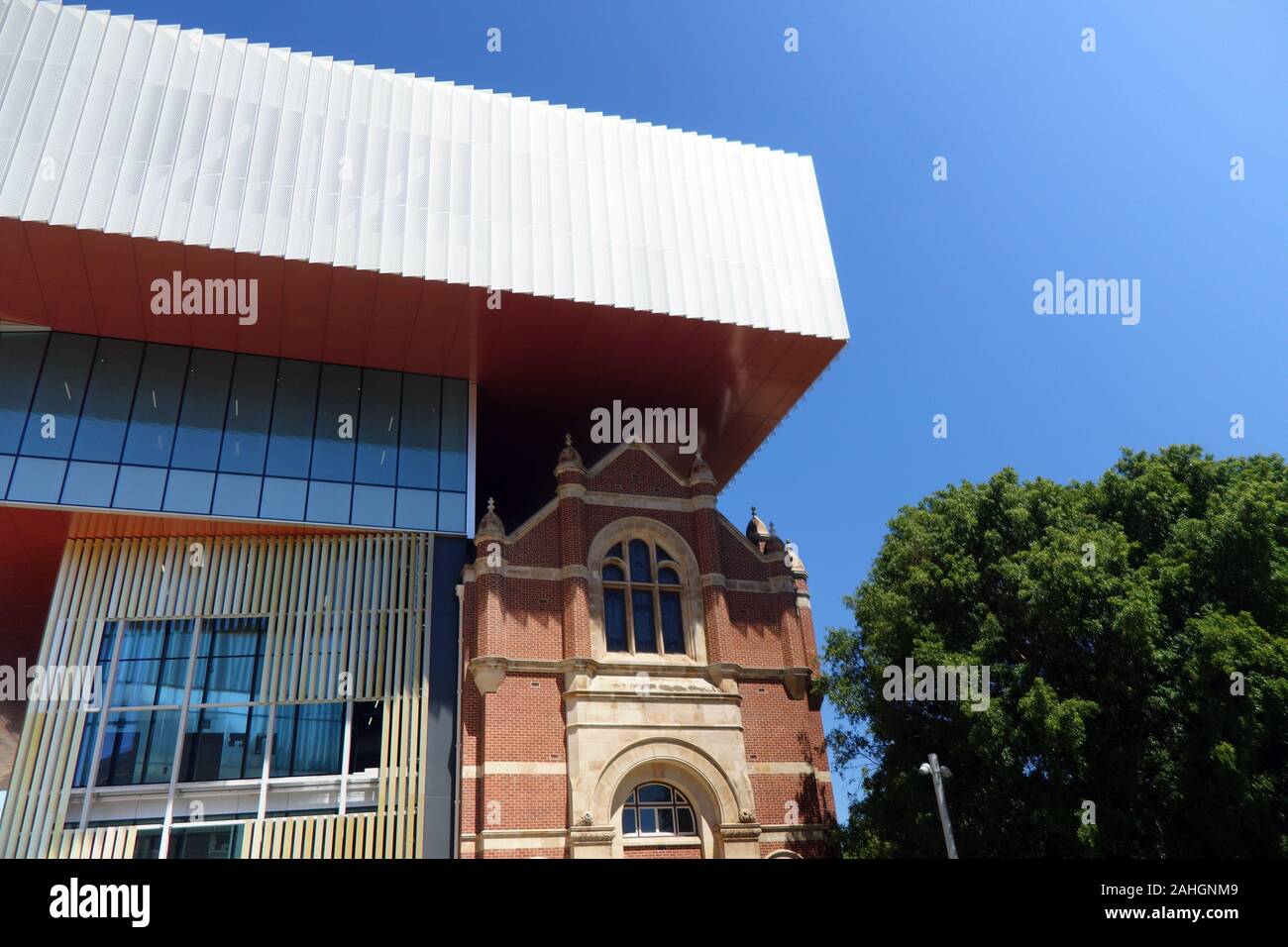 Nuevo edificio del museo desbordamiento el viejo, Perth, Australia Occidental. No hay PR Foto de stock