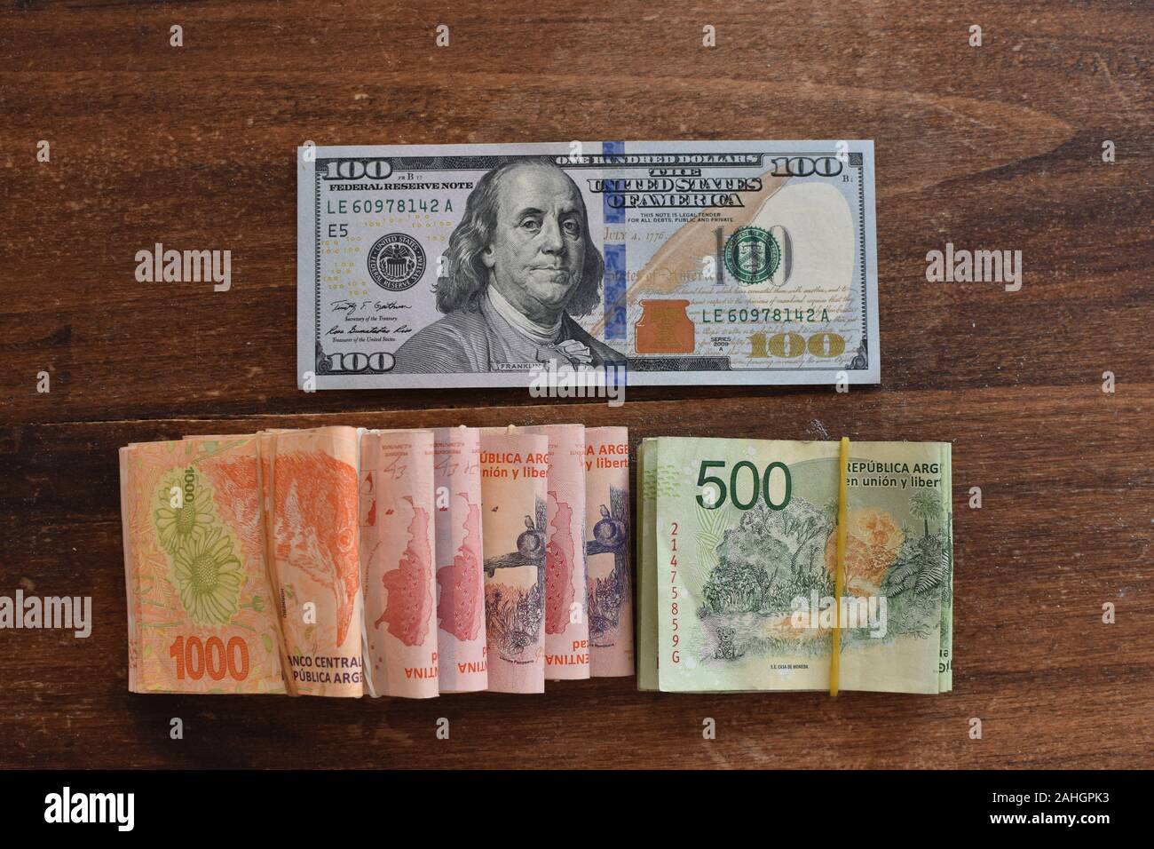 100 dolares con pesos argentinos simbólico para facturas, cambio de dinero  Fotografía de stock - Alamy