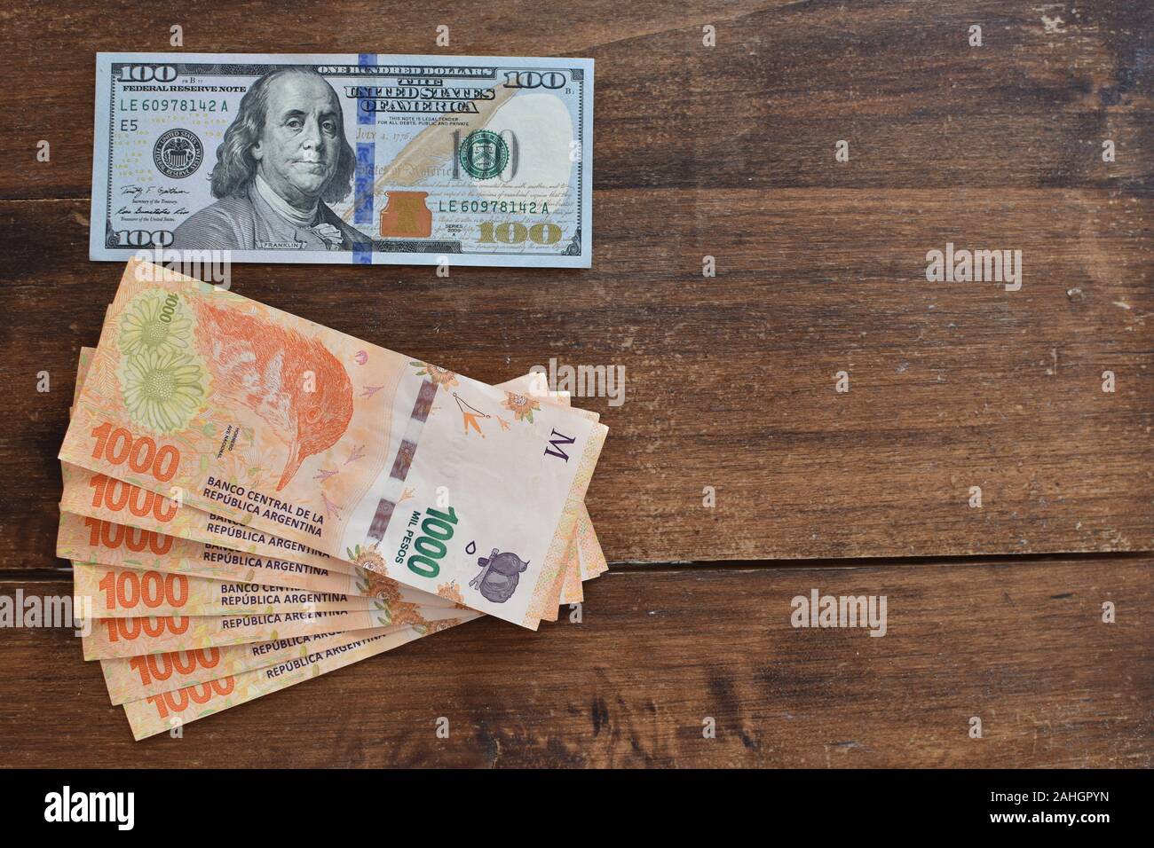 100 dolares con pesos argentinos simbólico para facturas, cambio de dinero  Fotografía de stock - Alamy