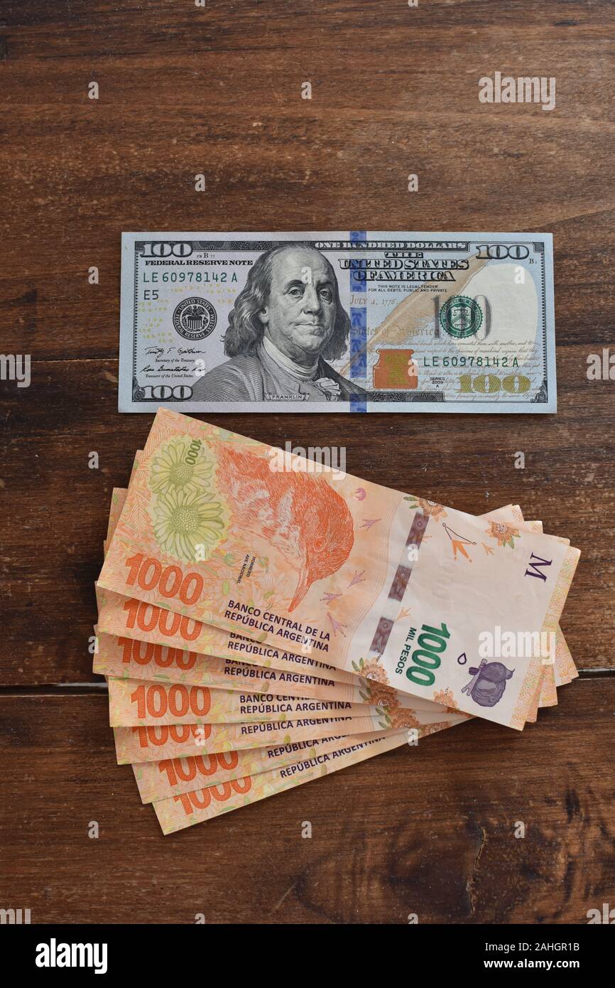 100 dolares con pesos argentinos simbólico para facturas, cambio de dinero  Fotografía de stock - Alamy