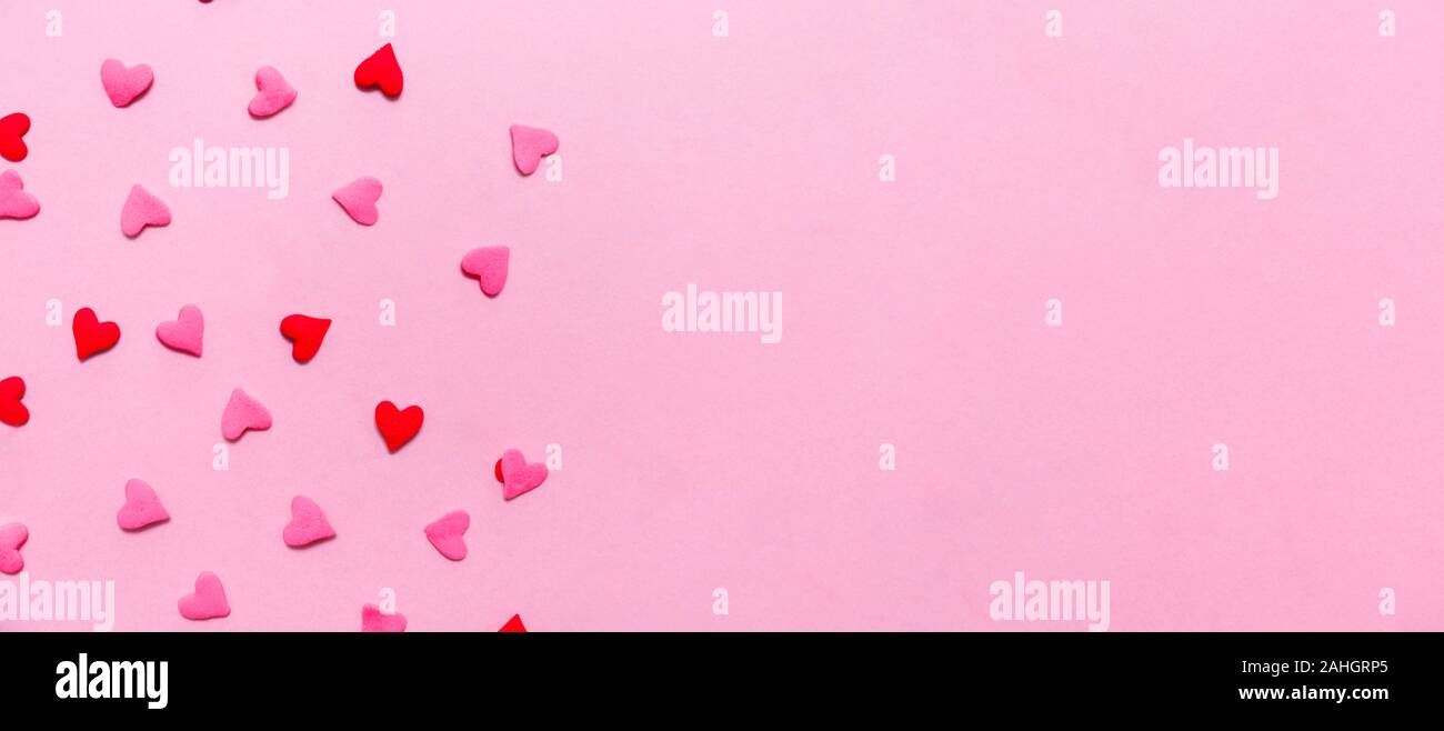 Dos Tonos De Corazon Salpica Sobre El Fondo De Color Rosa Solido Romance Amor San Valentin