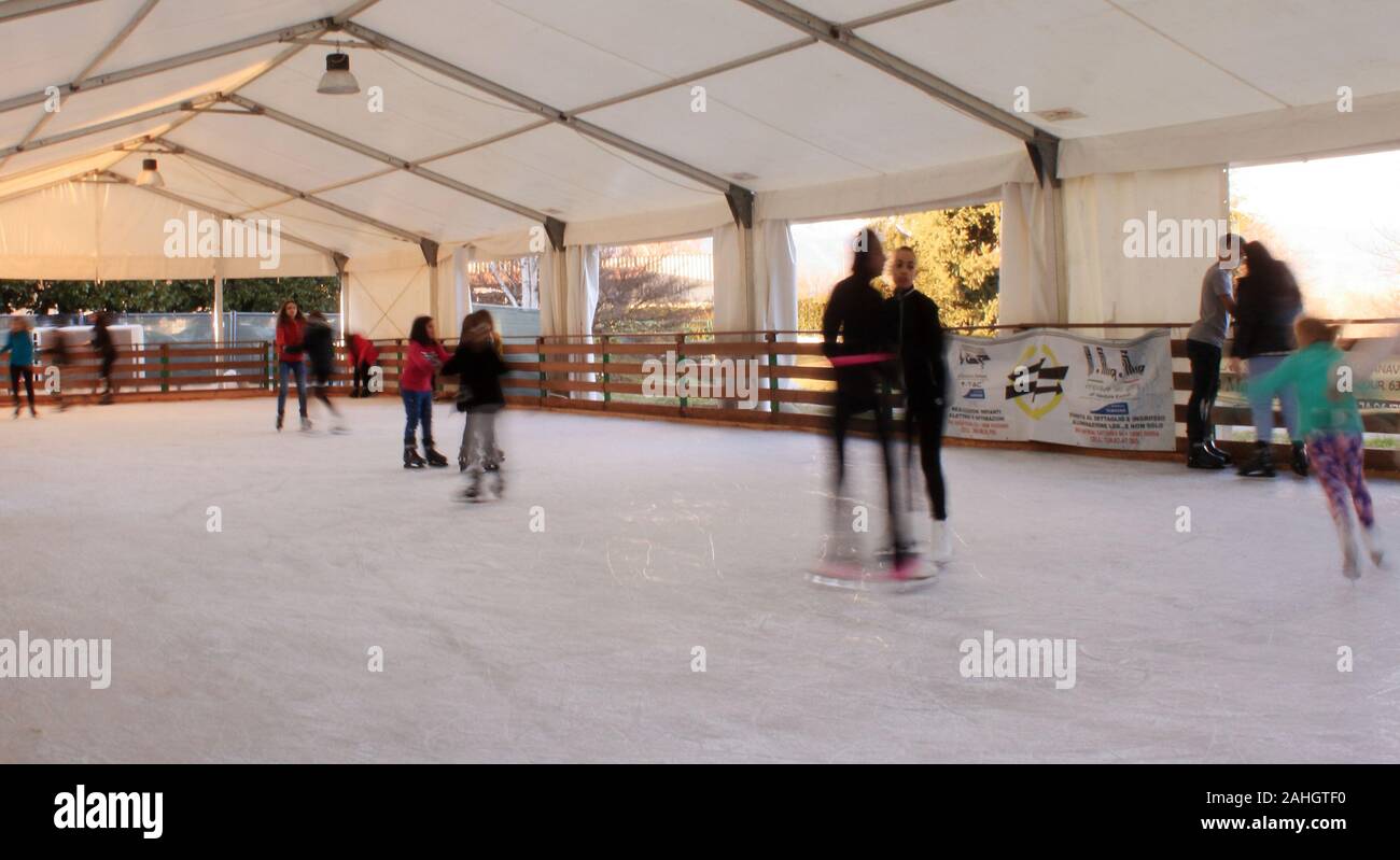 Un día despreocupada en el parque de patinaje sobre hielo, Italiano invierno bajo los Alpes Foto de stock