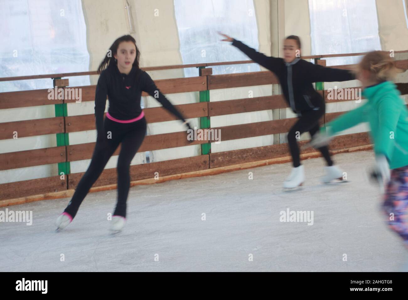 Un día despreocupada en el parque de patinaje sobre hielo, Italiano invierno bajo los Alpes Foto de stock