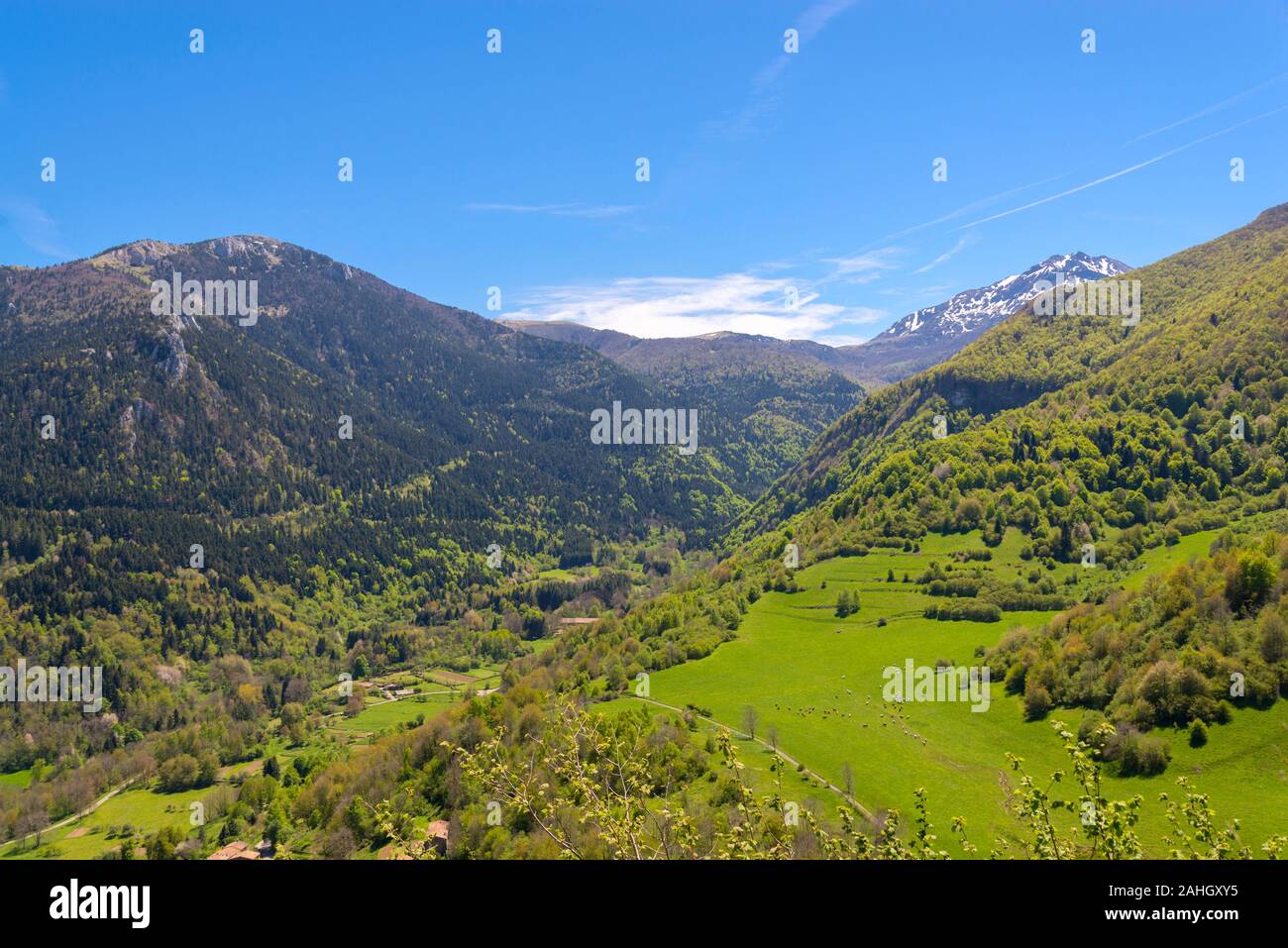 Cerca de Montsegur, en las estribaciones de los Pirineos Foto de stock