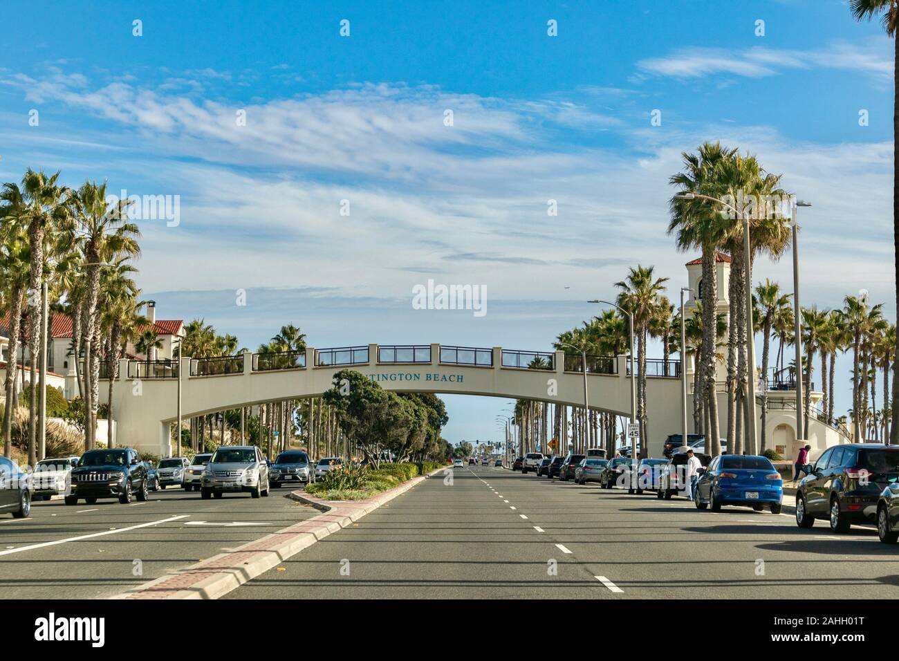 Huntington Beach puente sobre la Pacific Coast Highway contra el cielo azul Foto de stock