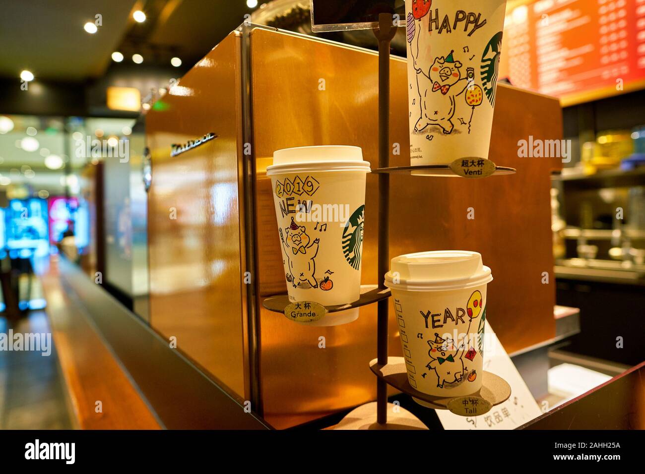 SHENZHEN, China - CIRCA Febrero, 2019: vasos de papel en la pantalla en el Starbucks en Shenzhen. Foto de stock