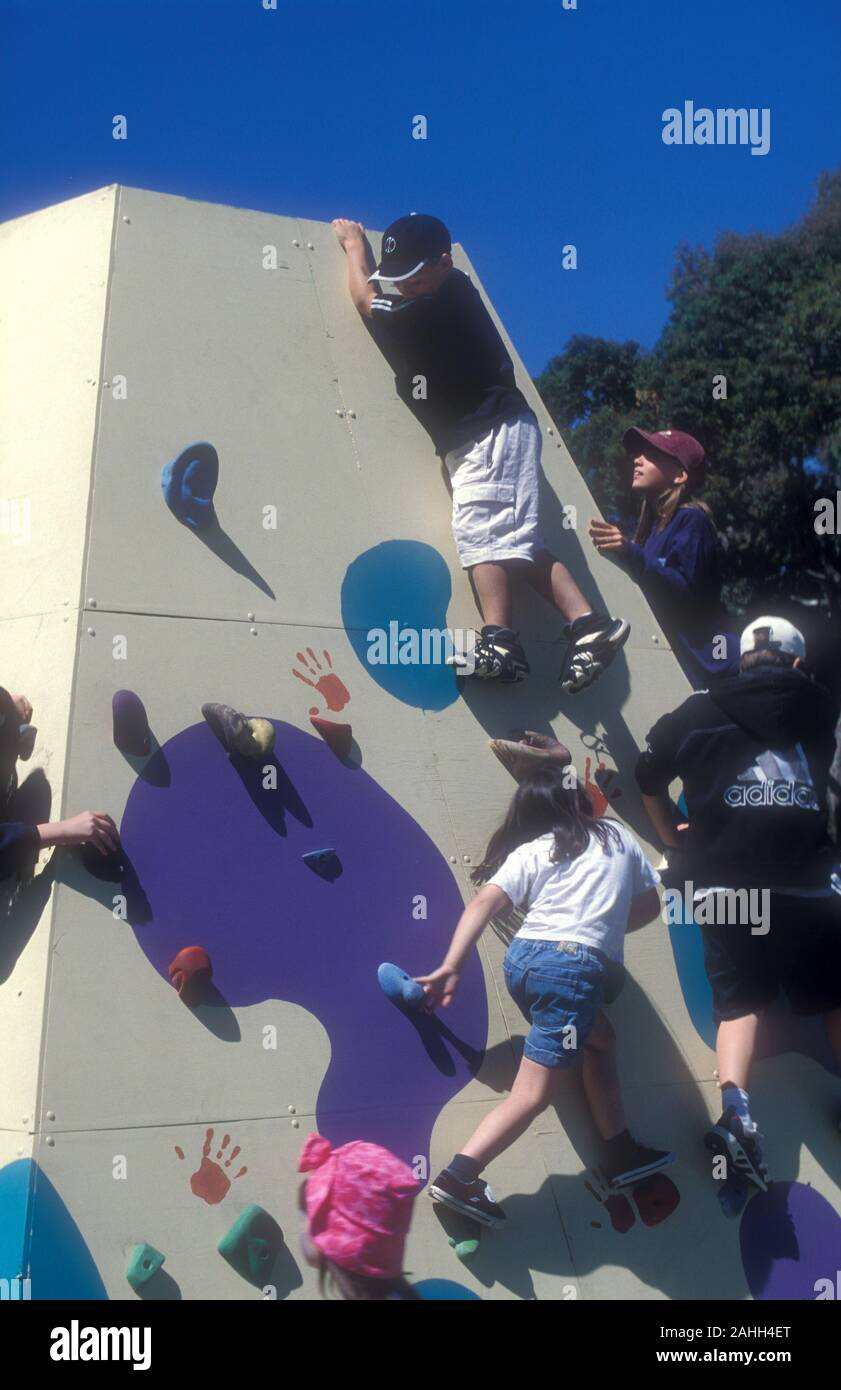 Los niños la escalada en el equipo de recreo al aire libre, en el sur de Australia Foto de stock