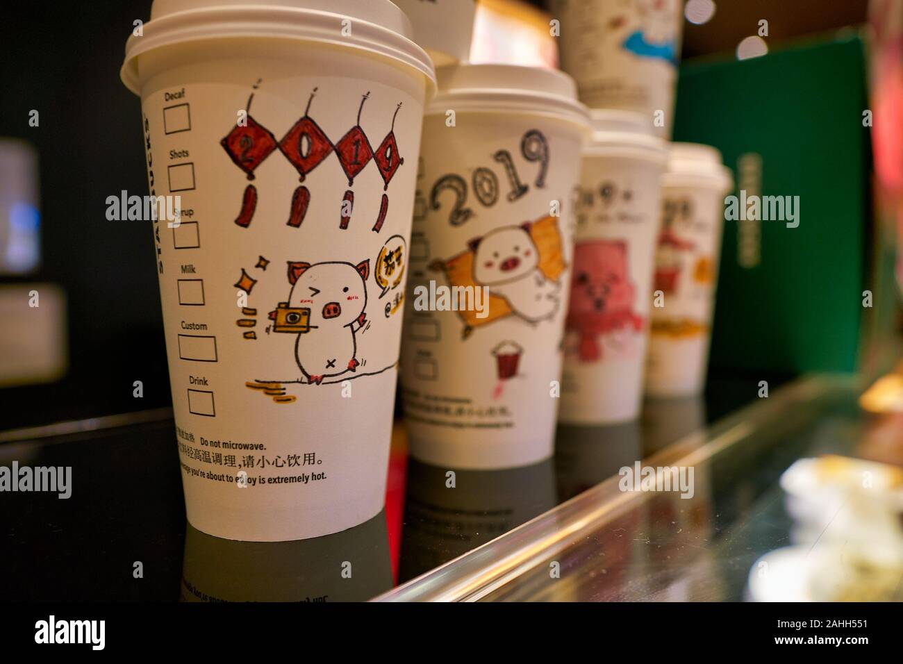 SHENZHEN, China - CIRCA Febrero, 2019: vasos de papel en la pantalla en el Starbucks en Shenzhen. Foto de stock