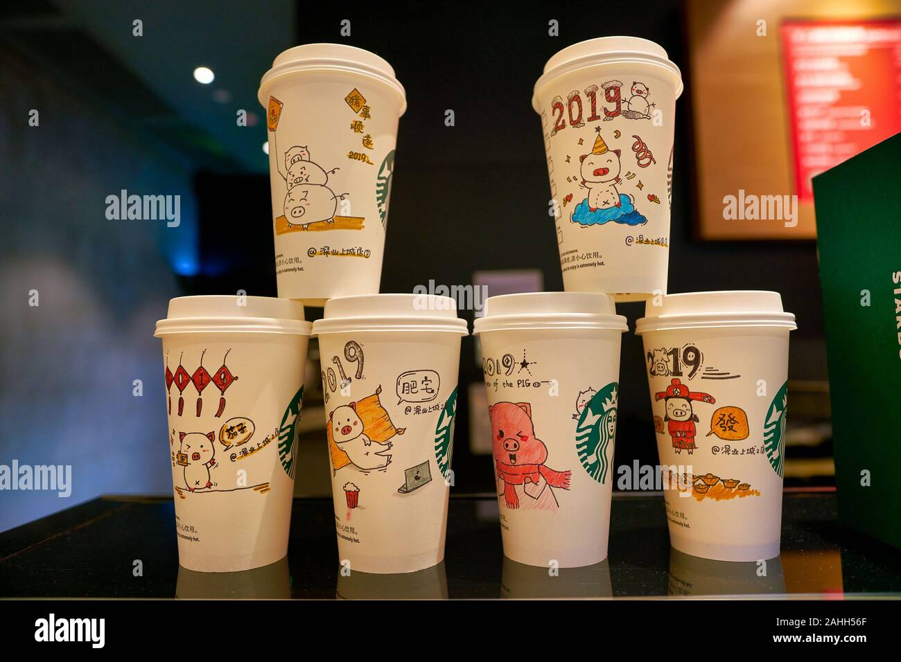 SHENZHEN, China - CIRCA Febrero, 2019: vasos de papel en la pantalla en el Starbucks en Shenzhen. Foto de stock