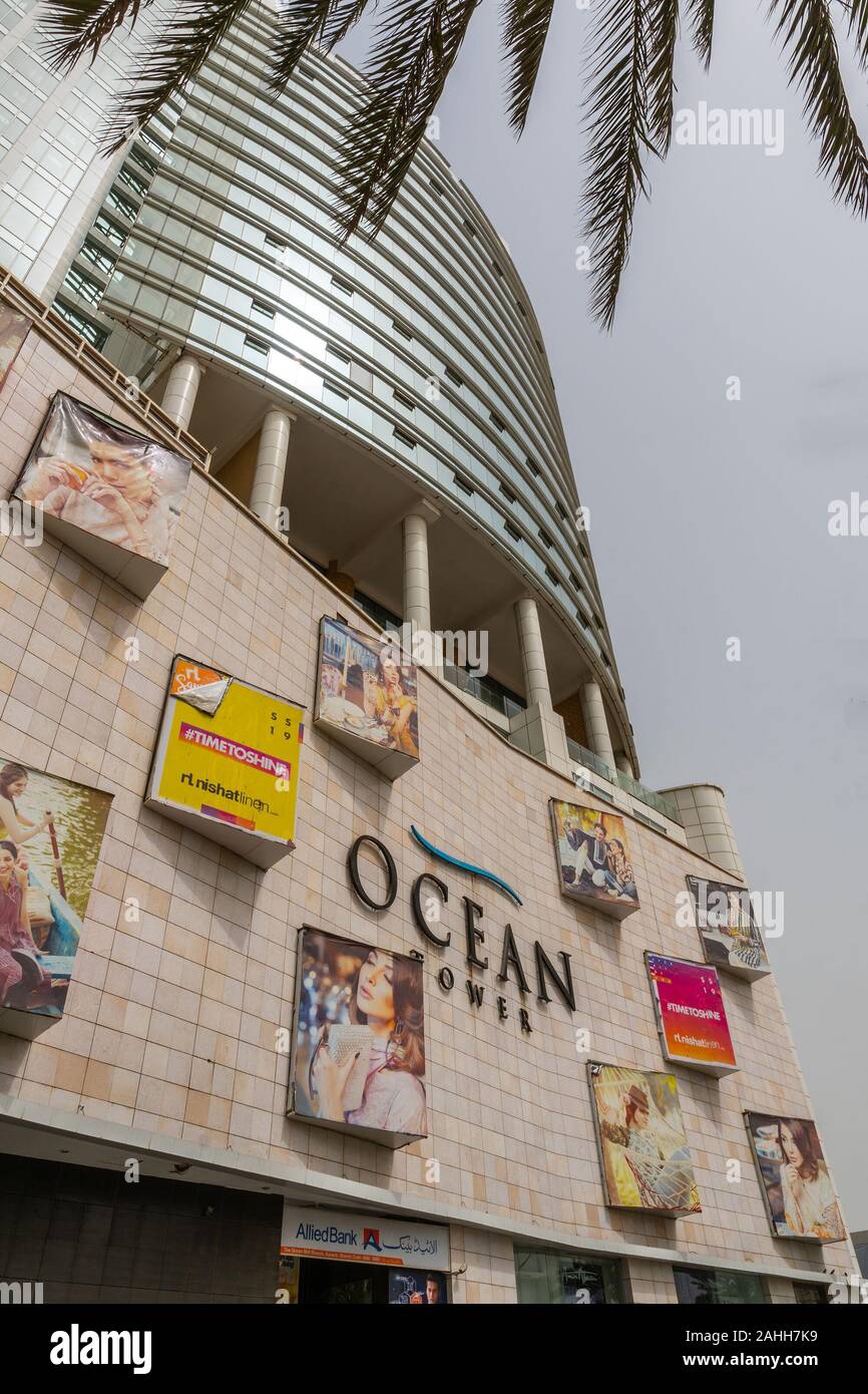 Karachi Ocean Mall vista pintoresca de Khayaban e Iqbal carretera con  tráfico en un día nublado Fotografía de stock - Alamy