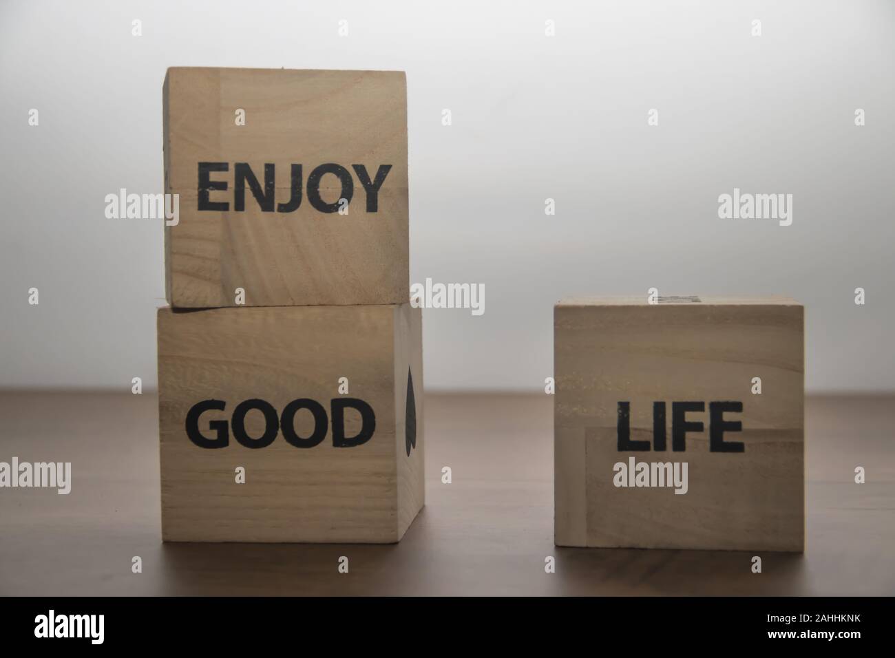 Disfrute de la buena vida, positivo mensajes inspiradores en cubos de madera Foto de stock