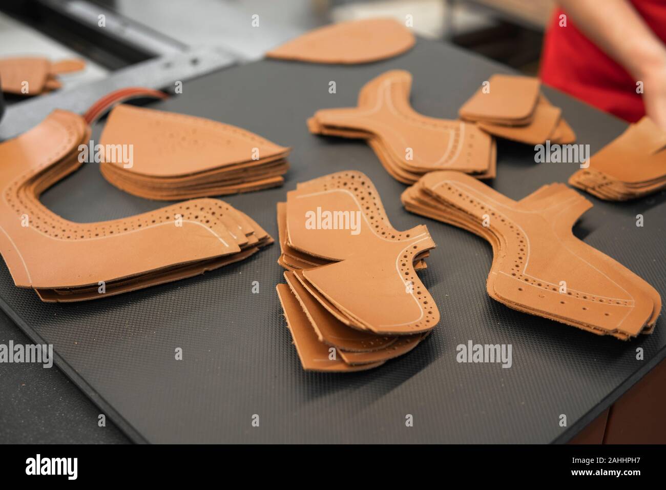Diferentes formas de piezas de cuero que se utilizará para hacer zapatos en  una fábrica de zapatos. Preparado, incluye piezas de cuero, utilizado en la  producción de Fotografía de stock - Alamy