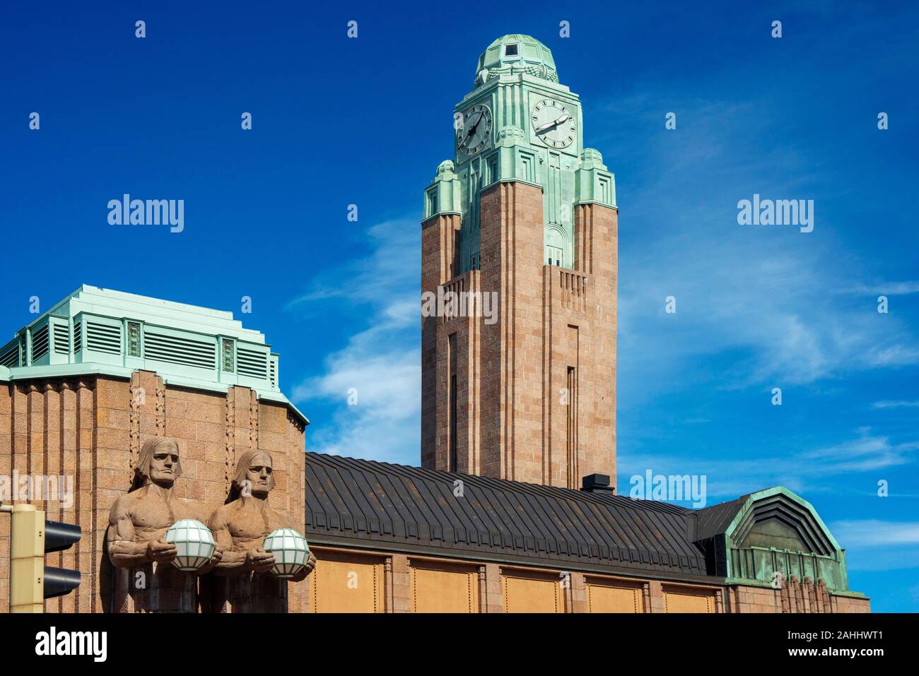 Estación de ferrocarril de Helsinki, arquitecto Saarinen, con cifras por Wikstrom Foto de stock