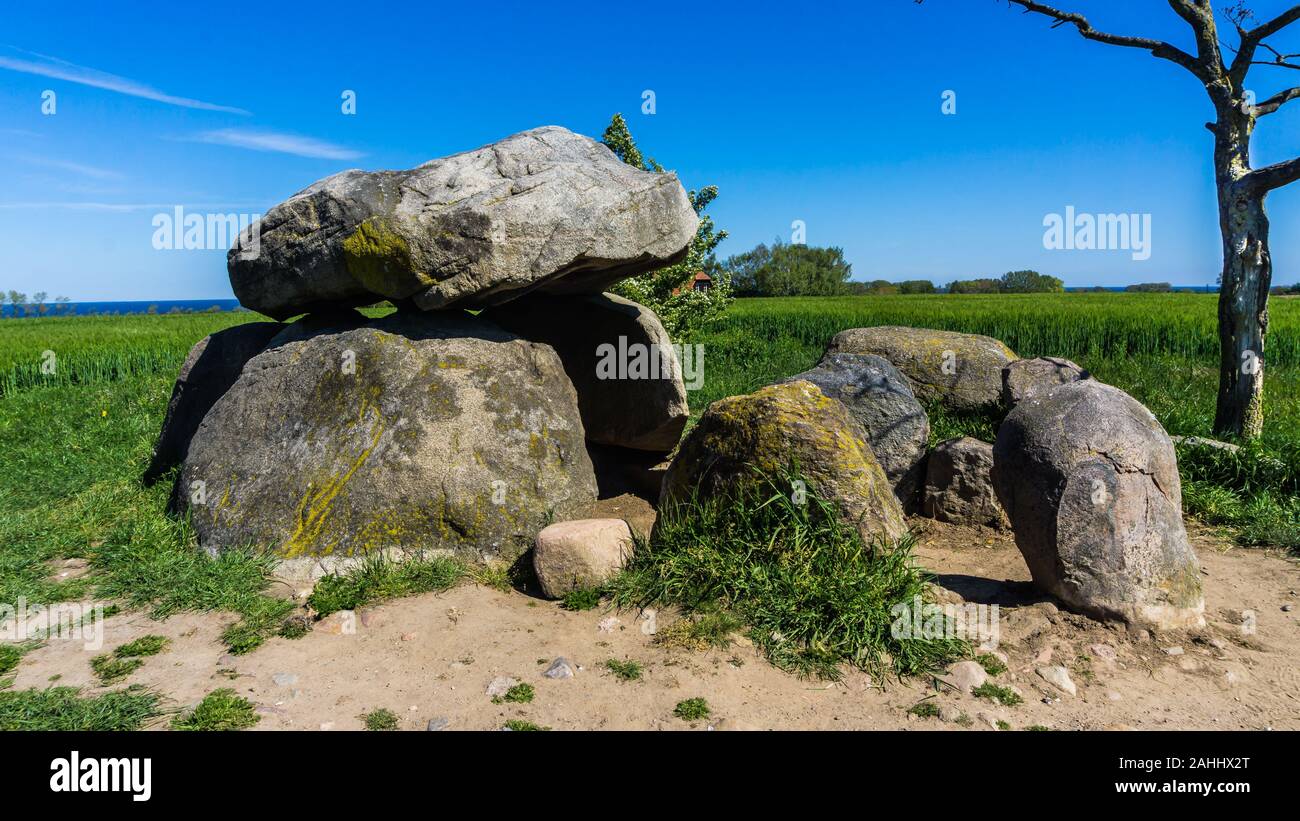 Tumba de piedra antigua en un campo cerca de Rerik, Alemania Foto de stock