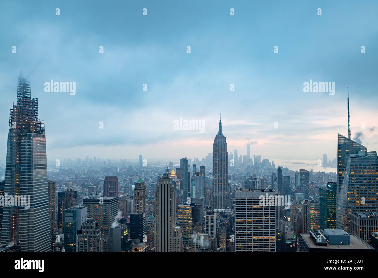 El horizonte de Nueva York desde la cima de la Roca al atardecer con nubes en el cielo. Foto de stock