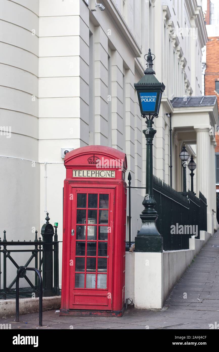 Cuadro telefónico y la policía lámpara, Londres Fotografía de stock - Alamy