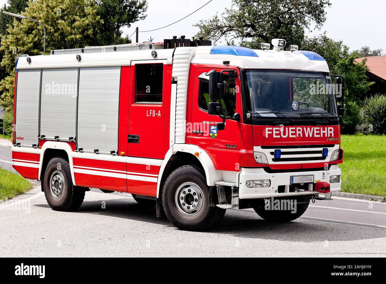 Rotes Feuerwehr Auto bei einem Unfall, Foto de stock
