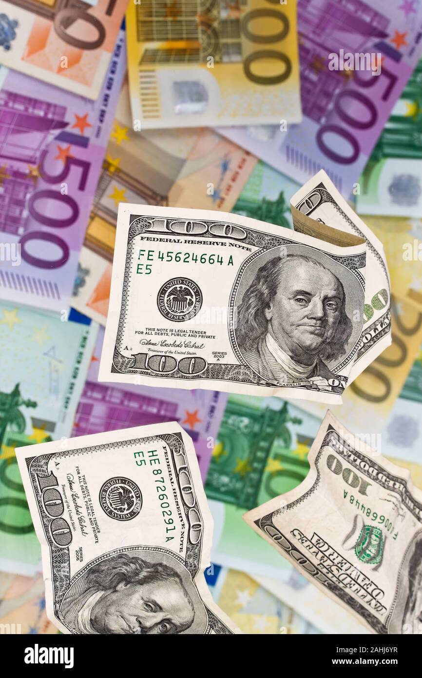 US-Dólares und Euro Geldscheine. Wechselkursrisiko, Währungsschwankungen, EZB, Euro, Dólar, Banknoten Wechseln, Urlaub, Reisen, Foto de stock