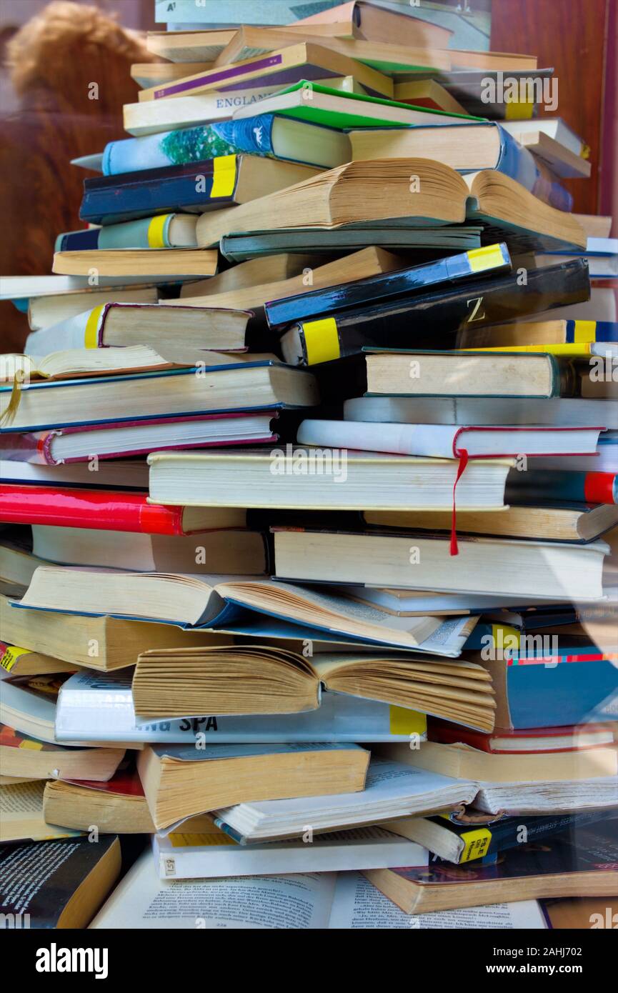 El Grosser Bücherstapel, Symbolfoto für Bildung und Literatur, Buchwissen Foto de stock