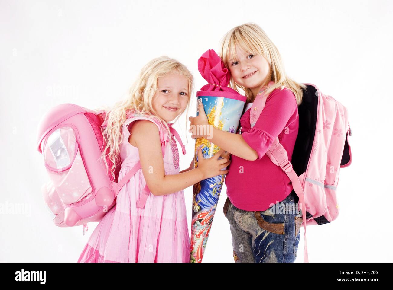 6 Zwei und 7 Jahre alte rubia Mädchen mit einer Schultüte, Schulanfänger, Einschulung, señor:Sí, Foto de stock