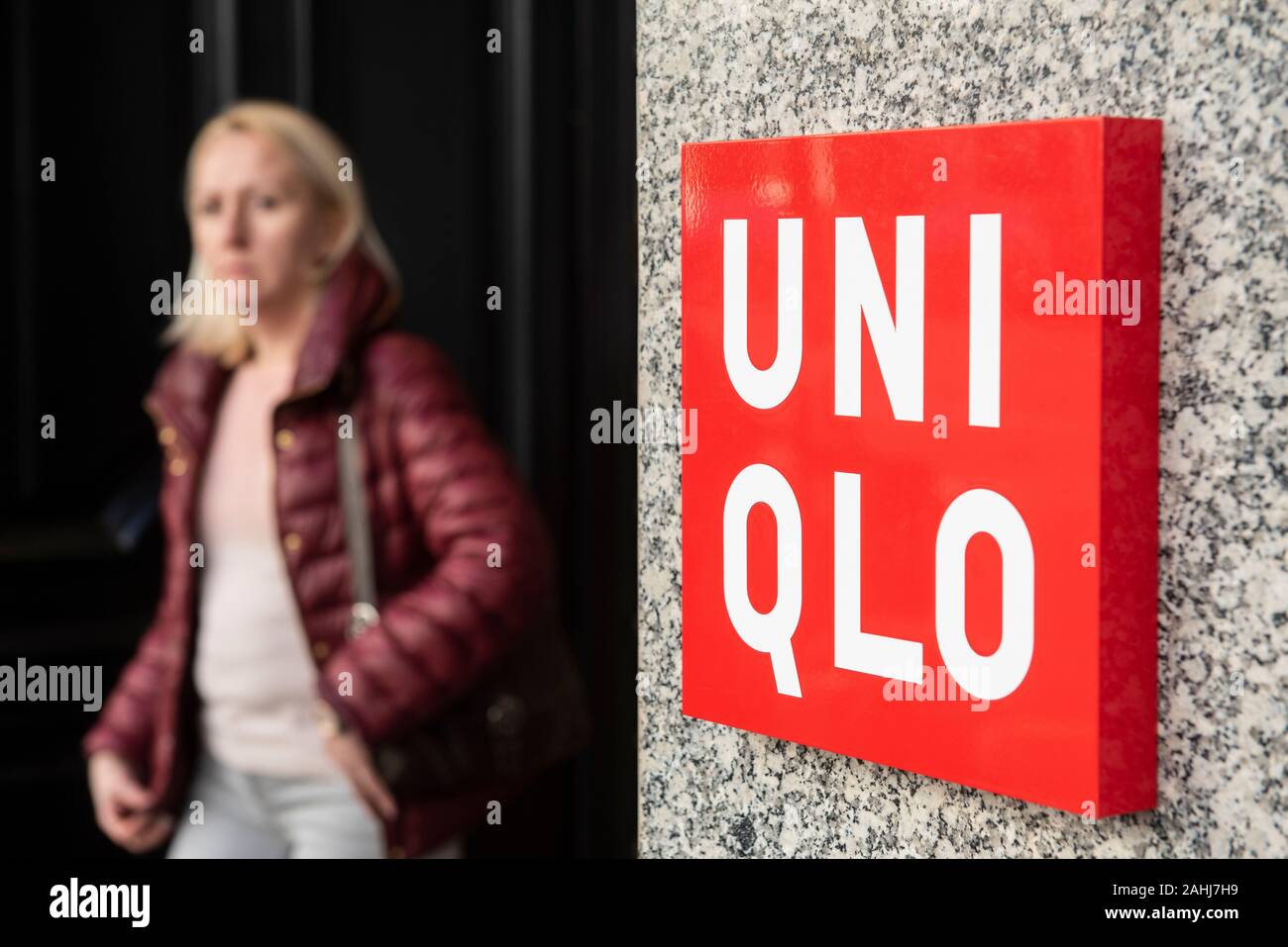 Mujer sale de una marca de ropa japonesa Uniqlo tienda en Madrid, España  Fotografía de stock - Alamy
