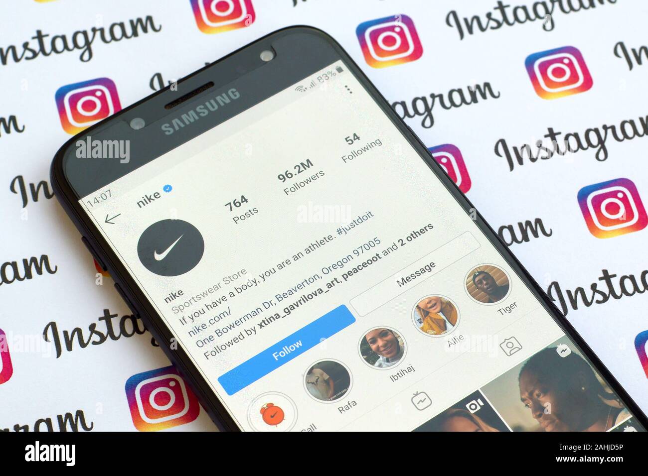 Nueva York, Estados - 4 de diciembre de 2019: Nike instagram oficial en la del smartphone en papel instagram banner Fotografía de stock Alamy
