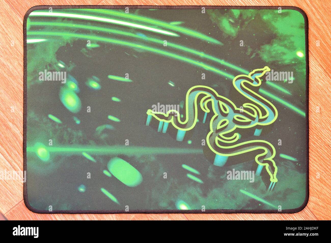 Nueva York, Estados Unidos - 20 de diciembre de 2019: Razer Goliathus Speed  Gaming mouse pad con logotipo verde de tres serpientes tribal sobre fondo  oscuro Fotografía de stock - Alamy