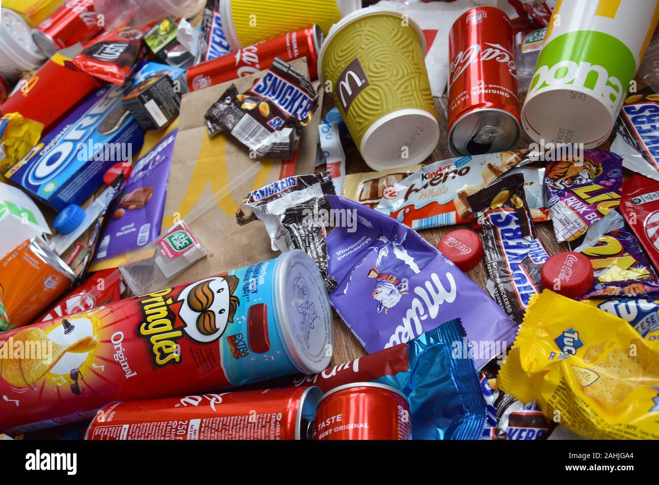 Nueva York, Estados Unidos - 25 de diciembre de 2019: el montón de basura color desechables muchos productos comestibles de famosos fabricantes de alimentos y bebidas. Latas de refresco, c
