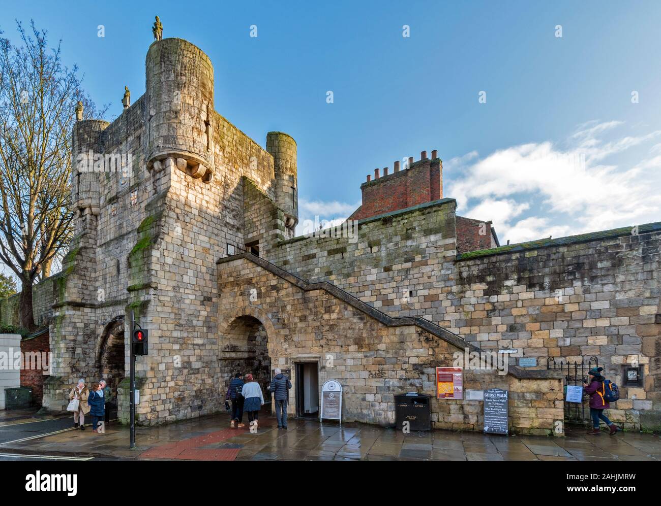 YORK Inglaterra las antiguas murallas de la ciudad y el BOOTHAM BAR O PUERTA con estatuas Foto de stock