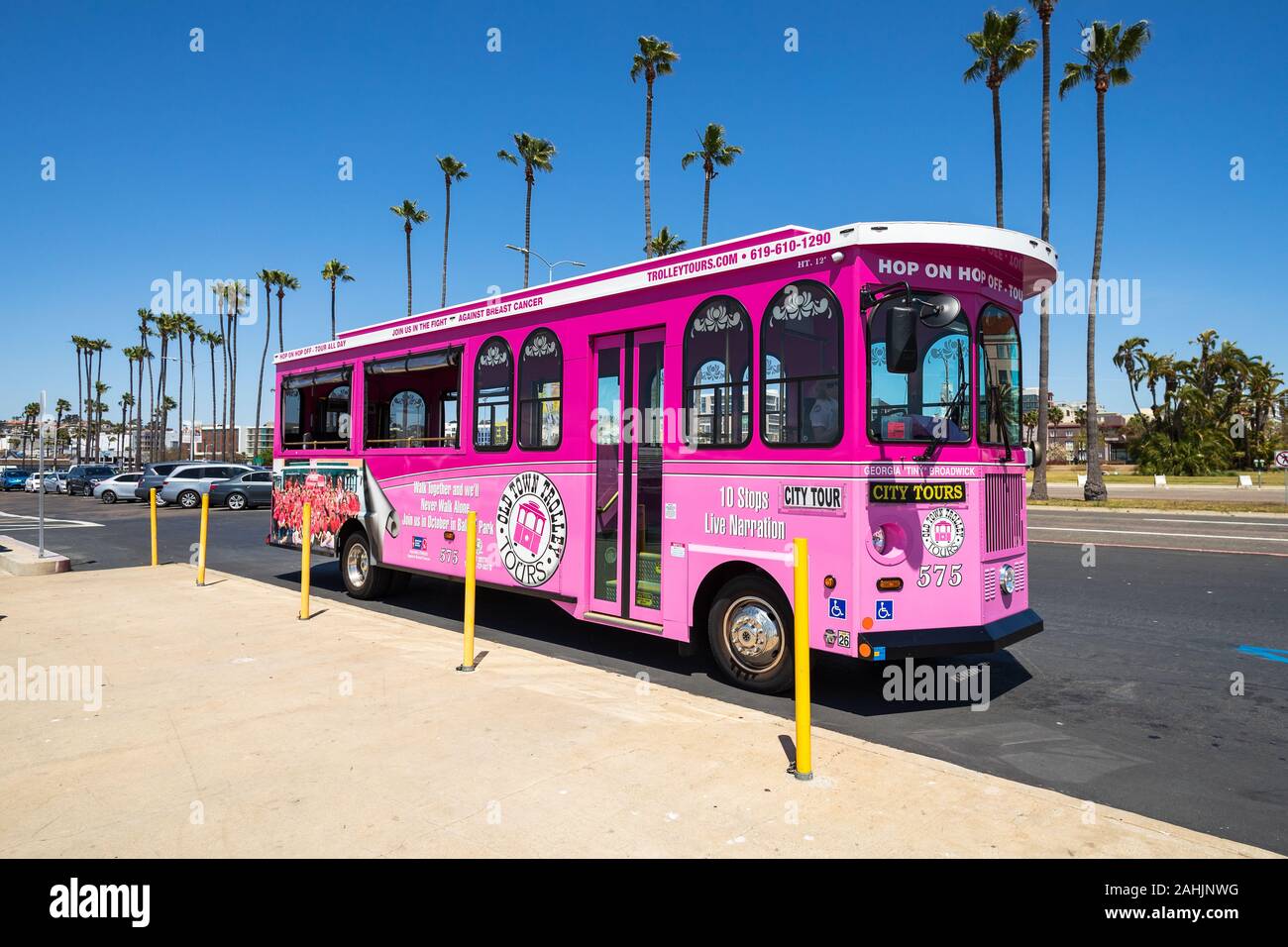 Un tranvía rosa de Old Town Trolley Tours para a lo largo de Harbor Drive en San Diego, California, Estados Unidos Foto de stock