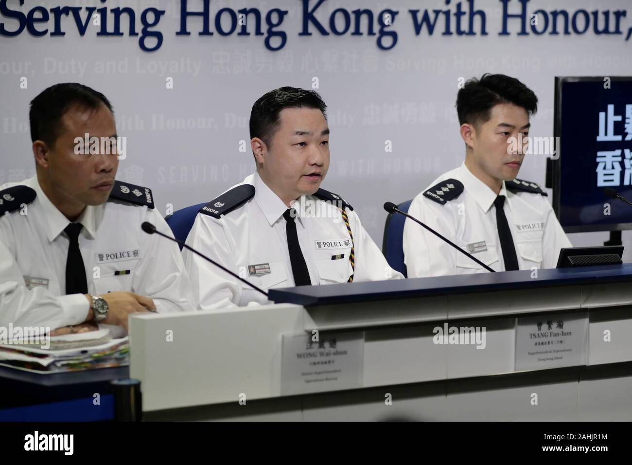 (191230) -- HONG KONG, 30 de diciembre, 2019 (Xinhua) -- Tsang Fan-HON (C), el superintendente (operaciones) de la isla de Hong Kong, habla en una conferencia de prensa en Hong Kong, sur de China, del 30 de diciembre de 2019. Para ir con "policía de Hong Kong advierten contra los actos violentos en el día de Año Nuevo' (Xinhua/Wang Shen) Foto de stock