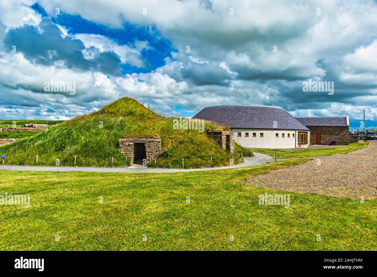 La Skara Brae visitor center y la réplica de la casa de la edad de piedra en las Islas Orcadas de Escocia continental Foto de stock