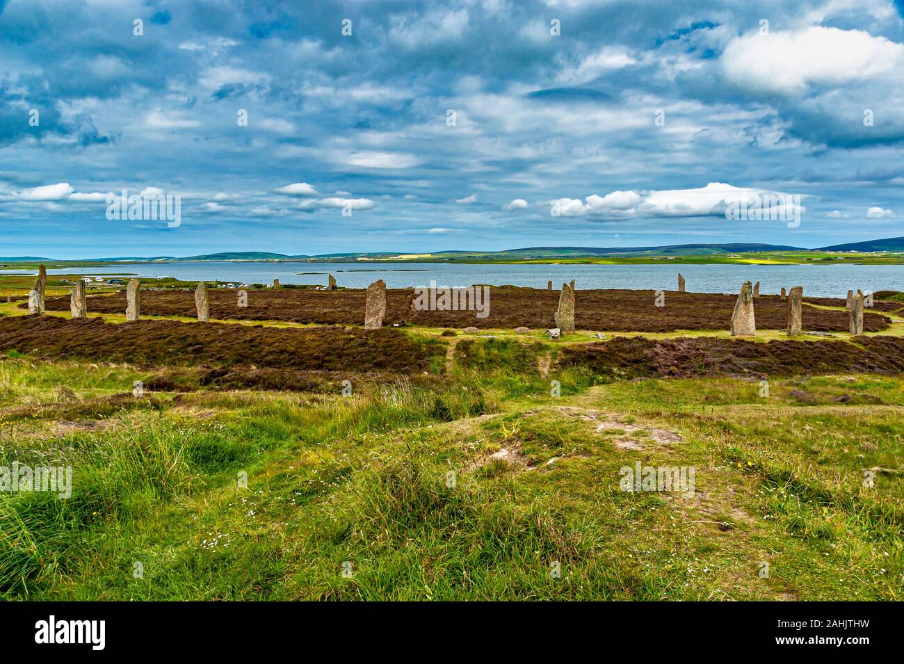 Anillo de Brodgar piedras permanente en el territorio de las Islas Orcadas en Escocia Foto de stock