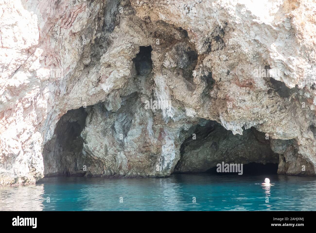 Explorar una cueva marina en la isla de Lefkas en Grecia Fotografía de