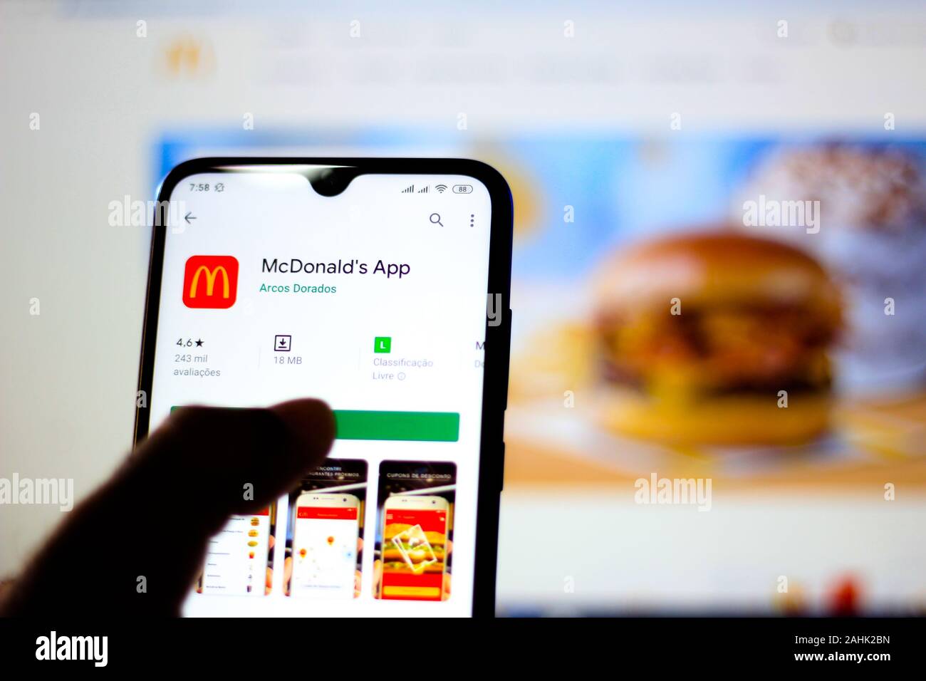 En esta foto ilustrativa el logotipo de McDonald's y app es visto aparece  en un smartphone Fotografía de stock - Alamy