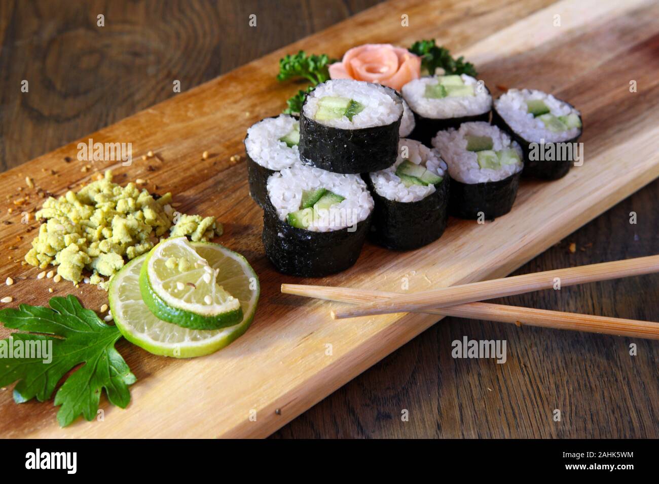 Sushi conjunto - los diferentes tipos de Maki Sushi y Nigiri Sushi. Servido en mesa de madera oscura. Foto de stock