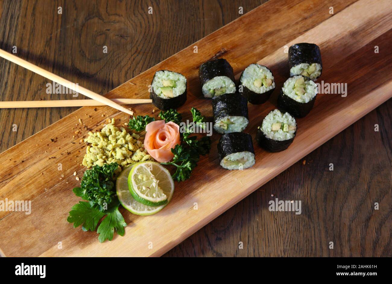 Sushi conjunto - los diferentes tipos de Maki Sushi y Nigiri Sushi. Servido en mesa de madera oscura. Foto de stock