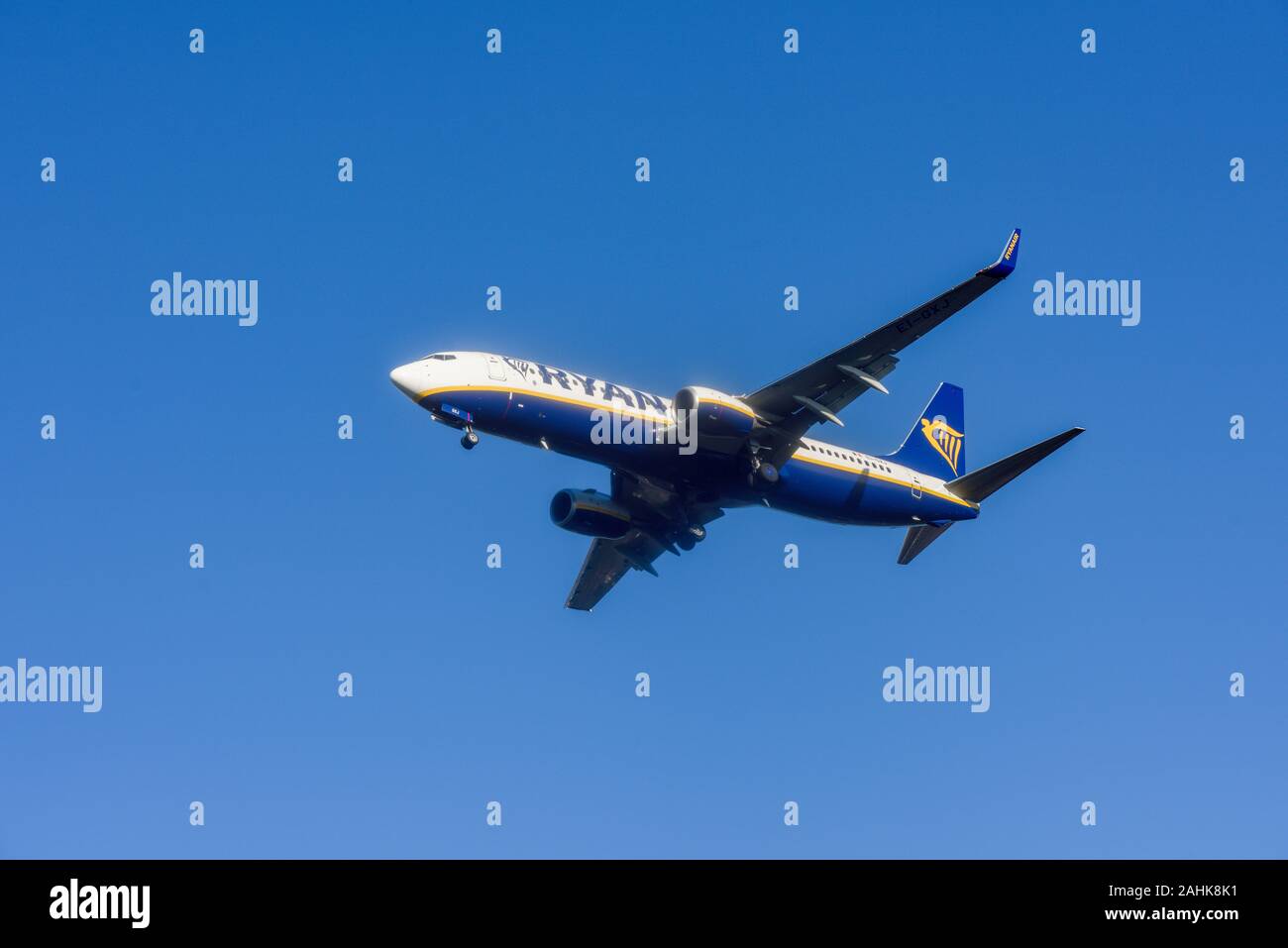 Línea aérea de pasajeros de Ryanair se prepara para aterrizar en el aeropuerto de East Midlands, Reino Unido. Foto de stock